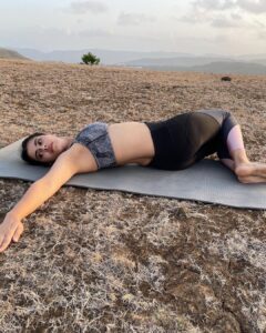 Anisha Victor Instagram - Never underestimate
the smallest of your efforts. Remember pebbles pile up
to become mountains
~ @hansajiyogendra 

International Day of Yoga ‘23
योगा से ही होगी 🧘🏻‍♀️ & Summer Solstice #YogaDay #YogaSehiHoga 🌸 #summersolstice #longestdayoftheyear 🌎 
#sportswear #sports #yogawear #athletic