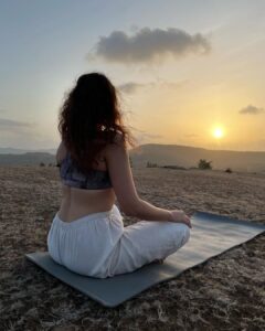 Anisha Victor Instagram - Never underestimate
the smallest of your efforts. Remember pebbles pile up
to become mountains
~ @hansajiyogendra 

International Day of Yoga ‘23
योगा से ही होगी 🧘🏻‍♀️ & Summer Solstice #YogaDay #YogaSehiHoga 🌸 #summersolstice #longestdayoftheyear 🌎 
#sportswear #sports #yogawear #athletic