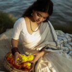 Anna Ben Instagram - 🌸❤️ May you have a tummy full of sadhya and three types of payasam today..... Happy Onam people ✨😘