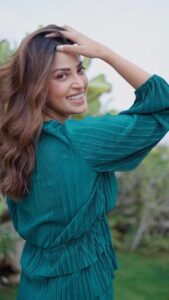 Anushka Ranjan Instagram - #AD I am in love with Garnier’s Virtual Try-On Tool and its my go to for hair color shade selection. Virtually try various shades and find the perfect hair color shade for yourself, that too at a click of a button. With a user-friendly interface, Garnier Virtual Try-On Tool offers a seamless experience to everyone with different hair types and textures.

Make sure you do it in a well-lit room and if using a picture use a clean, filter free picture with balanced lighting! 

✅Head to Garnier’s website
✅Hair color section
✅Select the Virtual Try-On Tool
✅Choose to either upload a picture or do a live try on
✅Select the preferred option and find your perfect shade! #VirtualTryonwithGarnier!