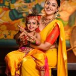 Anusree Instagram - ധർമ്മ സംസ്ഥാപനത്തിനായി ഭഗവാൻ ശ്രീകൃ്ണൻ ഭൂമിയിൽ അവതരിച്ച ദിനമാണ് അഷ്ടമി രോഹിണി.. എല്ലാ സംസാര സമസ്യകൾക്കും ഒരു മുളന്തണ്ടു കൊണ്ട് പരിഹാരം കണ്ടെത്തിയ അമ്പാടി കണ്ണൻ്റെ പിറന്നാൾ ആഘോഷിക്കാൻ എല്ലാ ഗോപന്മാരും ഗോപികമാരും ഗോകുലവും ഒരുങ്ങി കഴിഞ്ഞു...🙏🙏 ഏവർക്കും ഹൃദയം നിറഞ്ഞ ശ്രീ കൃഷ്ണ ജയന്തി ആശസകൾ!!🙏🙏 Photo @pranavcsubash_photography MaH @pinkyvisal Stylist @sabarinathk_ Blouse designed by @vasudevan.arun Personal assistant @nidhinmaniyan Location @kunnathurmanaheritage Edit @retouch_by_arun Special thanks @anoobmurali_luv @athiraanoob_luv @mahesh_bhai @ajingsam ❤️🥰 #sreekrishnajayanthi #raadhekrishna