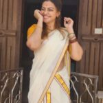 Anusree Instagram - Wearing your favorite attire always brings a smile that brightens your day... 📷 @ajingsam #onakkodi #onam #happiness #family