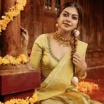 Anusree Instagram - പാടം നിറയെ തുമ്പപ്പൂക്കളും, മുറ്റം നിറയെ ഊഞ്ഞാലുകളും, മനസ്സ് നിറയെ ഓണപ്പാട്ടുകളുമായി വീണ്ടും ഒരു പൊന്നോണം കൂടി വരവായി. എല്ലാവർക്കും ഹൃദയം നിറഞ്ഞ ഓണാശംസകൾ... Click @nithinnarayanan_ MaH @pinkyvisal Outfit @kasavukada_1985 Jewells @meralda.jewels Styling @sabarinathk_ Saree draping @kp_thesareedrapist Location @kondai_lip_resort Assistant @nidhinmaniyan Grading @athuloffi Assistant @jagan Assistant @vijeeshachoos