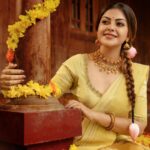 Anusree Instagram - പാടം നിറയെ തുമ്പപ്പൂക്കളും, മുറ്റം നിറയെ ഊഞ്ഞാലുകളും, മനസ്സ് നിറയെ ഓണപ്പാട്ടുകളുമായി വീണ്ടും ഒരു പൊന്നോണം കൂടി വരവായി. എല്ലാവർക്കും ഹൃദയം നിറഞ്ഞ ഓണാശംസകൾ... Click @nithinnarayanan_ MaH @pinkyvisal Outfit @kasavukada_1985 Jewells @meralda.jewels Styling @sabarinathk_ Saree draping @kp_thesareedrapist Location @kondai_lip_resort Assistant @nidhinmaniyan Grading @athuloffi Assistant @jagan Assistant @vijeeshachoos