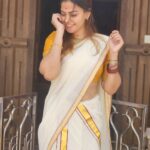 Anusree Instagram - Wearing your favorite attire always brings a smile that brightens your day... 📷 @ajingsam #onakkodi #onam #happiness #family