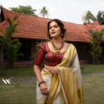 Anusree Instagram - ഓണത്തുമ്പീ പാടൂ ഓരോ രാഗം നീ... ഓര്‍മ്മകള്‍ മേയും കാവില്‍ ഒരു തിരി വയ്ക്കൂ നീ... Click @nithinnarayanan_ MaH @pinkyvisal Outfit @kasavu_by_khajuraho Jewells @meralda.jewels Styling @sabarinathk_ Saree draping @kp_thesareedrapist Location @kondai_lip_resort Assistant @nidhinmaniyan Grading @athuloffi Assistant @jagan Assistant @vijeeshachoos
