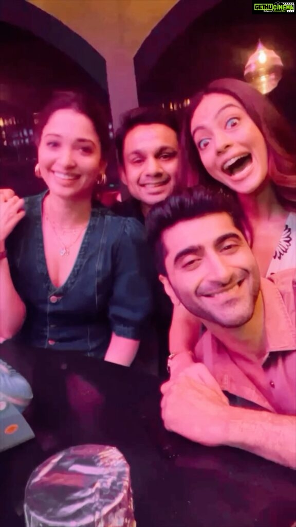 Anya Singh Instagram - Jee karda to be back on this set asap! Thank you for all the love 🖤💙 @tamannaahspeaks @aashimgulati @suhailnayyar @hussain.dalal @samvednasuwalka @sayan1164 @nonu_chidiya @homster @malhar028 #DineshVijan @abbasdalal @poovijan @parekhashni @maddockfilms @tseries.official @sachinjigar @soulfulsachin @jigarsariya @varun_wave #MannuniDesai @mellowmellow @abhishek09_singh @romilved @mixedbyhanish #anyasingh #jeekarda