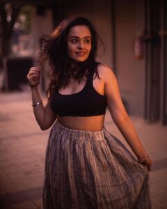 Apoorva Arora Instagram - Hey, (with the intention of) tum kitaab padhna, main tumhe padhunga 

📸- @tusharmahajanofficial