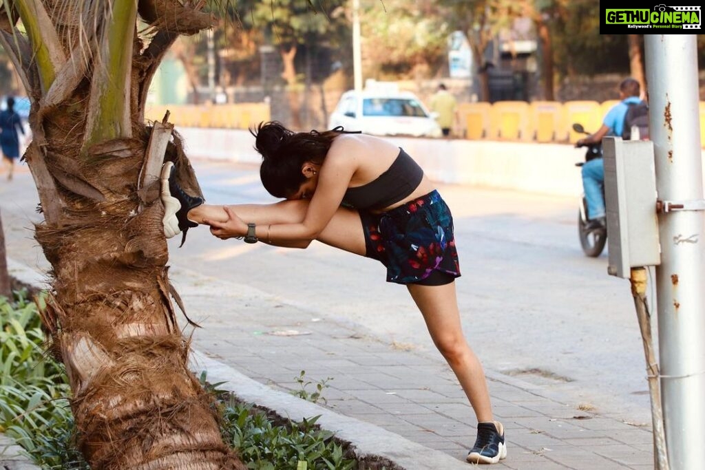 Apoorva Arora Instagram - *insert a random fitness quote* Sima from Mumbai, kidhar ho? 📸- @ajaypatilphotography 🧘‍♀️- @pallavikedia_yoga