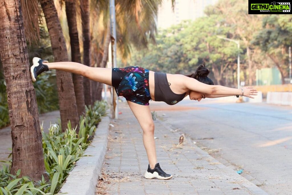 Apoorva Arora Instagram - *insert a random fitness quote* Sima from Mumbai, kidhar ho? 📸- @ajaypatilphotography 🧘‍♀️- @pallavikedia_yoga