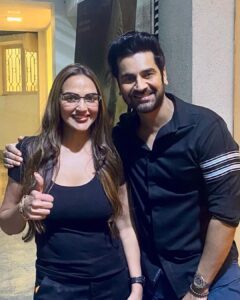 Arjan Bajwa Instagram - Ye Dhai kilo ka haath wala pose to banta hai when ur watching #gadar2 😅💪🏼💥👊🏼 
Thanks @imeshadeol for keeping the screening for this amazing phenomenon @gadarmovie_official 
.
.
.
.
#arjanbajwa #bollywood #actors #actorslife #film #gadar2 #movies #mumbai #sunnysupersound #instagood #instadaily #picoftheday #mensfashion