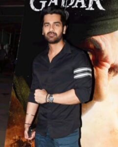 Arjan Bajwa Instagram - Ye Dhai kilo ka haath wala pose to banta hai when ur watching #gadar2 😅💪🏼💥👊🏼 
Thanks @imeshadeol for keeping the screening for this amazing phenomenon @gadarmovie_official 
.
.
.
.
#arjanbajwa #bollywood #actors #actorslife #film #gadar2 #movies #mumbai #sunnysupersound #instagood #instadaily #picoftheday #mensfashion
