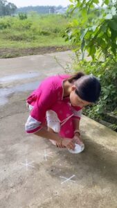 Asha Bhat Instagram - My Morning ritual on the occasion of Ganesha Chaturthi 😁

ಈ ಗಣೇಶ ಚತುರ್ಥಿಯ ವಿಶೇಷ ಸಂದರ್ಭದಲ್ಲಿ ವಿಘ್ನೇಶ್ವರನು ಸಕಲ ಸಂಕಷ್ಟಗಳನ್ನು ದೂರ ಮಾಡಲಿ🙏
ಗಣೇಶ ಚತುರ್ಥಿ ಶುಭಾಶಯಗಳು ✨✨