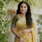 Asha Sharath Instagram - Create your sunshine and laugh 🌻😊 Camera: @nithin_c_nandakumar Makeup: @sijanmakeupartist