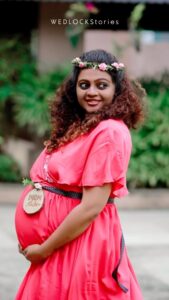 Aswathy Sreekanth Instagram - The one who born to heal me ! 
ആദ്യത്തെ കുഞ്ഞിനെ പോലെ ഇനിയൊരാളെ സ്നേഹിക്കാൻ കഴിയുമോ എന്നായിരുന്നു ഇവളെ ആദ്യമായി കൈയ്യിൽ എടുക്കുവോളം സംശയം. അമ്മയാവുമ്പോൾ എങ്ങനെയാവണമെന്നും എങ്ങനെയാവരുതെന്നും പത്മ പഠിപ്പിച്ച് തന്നതിന്റെ ധൈര്യമുണ്ടായിരുന്നു ചെറുതിനെ കിട്ടിയപ്പോൾ. പക്ഷേ 
കമലപ്പെണ്ണ് വന്നത് വേറെ സിലബസ്സും കൊണ്ടാണ്. സകലതിലും നേരെ ഓപ്പോസിറ്റ്. ആദ്യത്തവൾ അമ്മയൊട്ടി മാത്രം ആണെങ്കിൽ ഇവള് സകലരോടും ഒട്ടും. മൂത്തവൾ തൊട്ടാൽ കരയുമെങ്കിൽ ഇവള് അടിക്ക് അടി തിരിച്ചടി മട്ടാണ്. പത്മയ്ക്ക് ഭക്ഷണംന്ന് എഴുതി കണ്ടാൽ വയറു നിറയുമെങ്കിൽ ചെറിയവൾ  എഴുനേൽക്കുന്നതേ ബിരിയാണി ചോദിച്ചാണ്. അമ്മ ജോലിക്ക് പോകാനിറങ്ങുമ്പോൾ  മൂത്തവൾക്ക് ഇപ്പോഴും സങ്കടമാണെങ്കിൽ ഇളയവൾ ഒരു റ്റാ റ്റാ തന്നാൽ ഭാഗ്യം. ഡീ പപ്പാ ന്ന് ചേച്ചിയെ വിളിക്കുന്ന അവളുടെ കളറു പെൻസിൽ മുതൽ ഐ പാഡ് വരെ കട്ടോണ്ട് പോകുന്ന കുഞ്ഞാപ്പി. പത്മയെ സോഫയിൽ ഇരുത്തി പോയാൽ ഒരു മണിക്കൂർ കഴിഞ്ഞ് വന്നു നോക്കിയാലും അവിടെത്തന്നെ കാണുമായിരുന്നു. ഇവളെ നിലത്ത് വച്ചാൽ പിന്നെ കട്ടിലിന്റെ അടിയിലോ ഡൈനിങ് ടേബിളിന്റെ മുകളിലോ നോക്കിയാ മതി. 
വഴക്ക് പറഞ്ഞാൽ ‘പാവം വാവയല്ലേ, അമ്മേടെ പൊന്നല്ലേ’ ന്ന് ചോദിച്ച് കൈകൂപ്പി കാണിക്കുന്ന ബിഗ് ഡ്രാമ ക്വീൻ. അങ്ങനെ മൊത്തത്തിൽ പേരെന്റിങ് എന്ന വാക്ക് റീഡിഫൈൻ ചെയ്യിച്ച പെണ്ണാണ്. ഞങ്ങടെ സന്തോഷക്കുടുക്ക ! പൊന്നിന് പിറന്നാളുമ്മ 😘