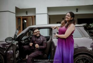 Aswathy Sreekanth Instagram - Right before being a driver to groom 😜 @rjmathukkutty 

#whenbestfriendgetsmarried #withthegroomtobe