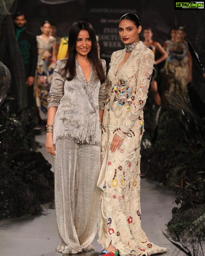 Athiya Shetty Instagram - @anamikakhanna.in 🤍 An honour to have walked for such a beautiful artist and human being. Thank you for having me, @fdciofficial.