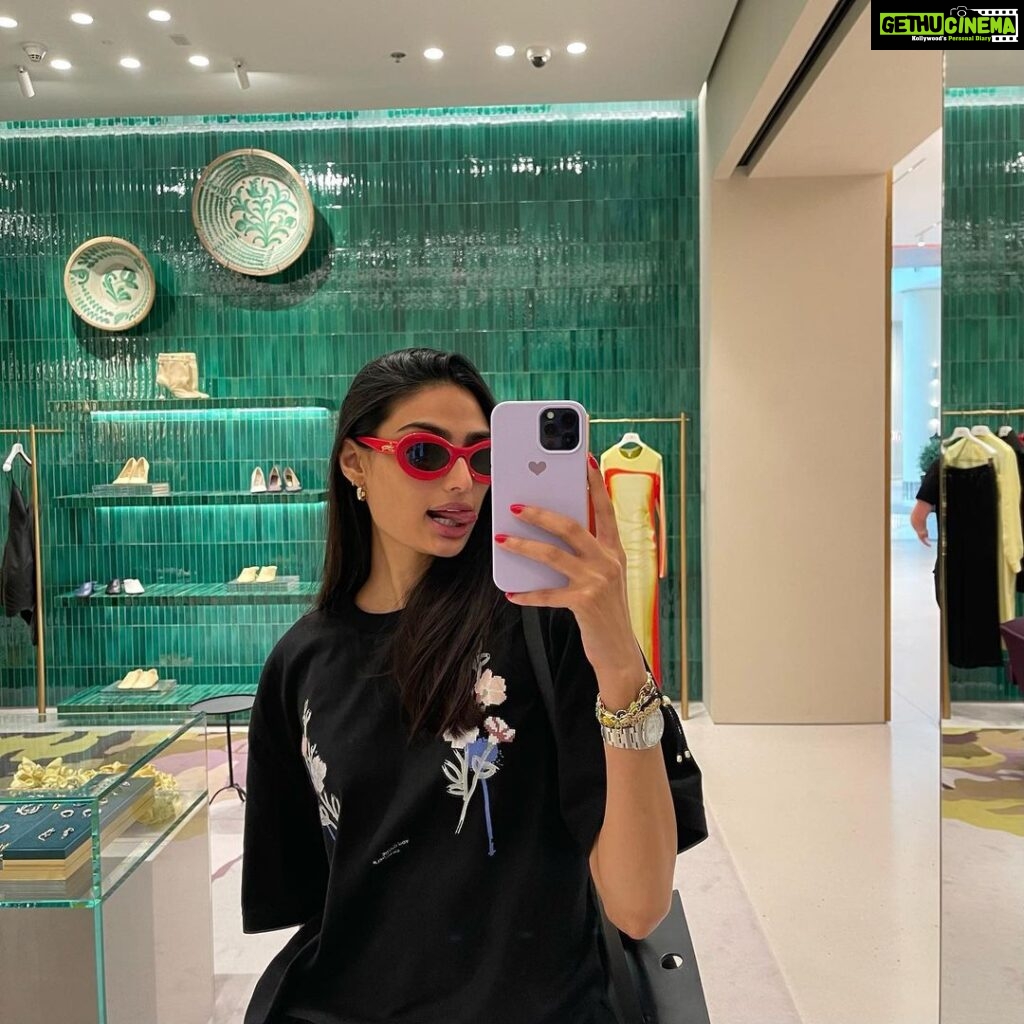 Athiya Shetty Instagram - This week gets a 10/10 🧋🌡️🥙⛱️🪬