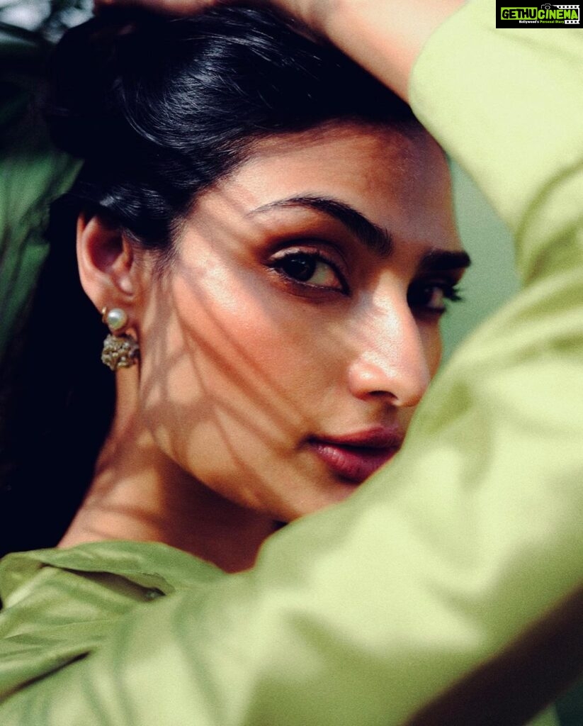 Athiya Shetty Instagram - For @elleindia 🎞️ ELLE India Editor: @aineenizamiahmedi Photographer: @farhanhussain (@featartists) Fashion Editor: @zohacastelino (styling) Asst. Art Director: @juno_onajunket (cover design) Words: @thejoblessjourno Hair & Makeup: @miteshrajani (@featartists) Bookings Editor: @alizaafatmaa Assisted by: @komal_shetty_, @imjadechristina (styling), @nitutamang143 (hair and makeup), @pr1yalvrma (bookings) Production: @thecrewproduction