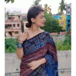Bidita Bag Instagram - একলা চলো রে times when you have gotten disillusioned or being questioned, times when you found yourself alone on the path to your dreams Have these words encouraged and motivated you ; urged you to follow your dreams, irrespective of who is with you ? From our childhood to now this song has given courage to many.. to keep walking on the path they find true to the heart! Saree: @forsarees Photo: Daddy Bag #saree #sareelove #blockprint #eklachalore #rabindrasangeet #makeinindia #vocalforlocal #sustainablefashion #forsarees