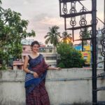 Bidita Bag Instagram - একলা চলো রে times when you have gotten disillusioned or being questioned, times when you found yourself alone on the path to your dreams Have these words encouraged and motivated you ; urged you to follow your dreams, irrespective of who is with you ? From our childhood to now this song has given courage to many.. to keep walking on the path they find true to the heart! Saree: @forsarees Photo: Daddy Bag #saree #sareelove #blockprint #eklachalore #rabindrasangeet #makeinindia #vocalforlocal #sustainablefashion #forsarees