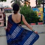 Bidita Bag Instagram - একলা চলো রে times when you have gotten disillusioned or being questioned, times when you found yourself alone on the path to your dreams Have these words encouraged and motivated you ; urged you to follow your dreams, irrespective of who is with you ? From our childhood to now this song has given courage to many.. to keep walking on the path they find true to the heart! Saree: @forsarees Photo: Daddy Bag #saree #sareelove #blockprint #eklachalore #rabindrasangeet #makeinindia #vocalforlocal #sustainablefashion #forsarees