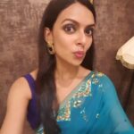 Bidita Bag Instagram - @shreyastalpade27 is a complete sweetheart. I have watched so many of his films over the years, like Iqbal, Dor. His comic timing is also superb. He is very grounded and cooperative. I remember we needed a blue saree to shoot for a scene but couldn't find one. At the time Shreyas was going to from Mumbai for a day, so I requested him if he could request his wife and bring a blue saree with him. And he brought a suitcase full of blue sarees to chose from. 🤦💙 He is that dedicated and cooperative with his team. @deeptitalpade is equally sweet 😍💙 #TeenDoPaanch