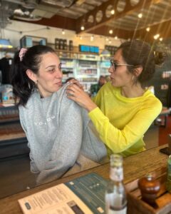 Bruna Abdullah Instagram - 👭🏻 @lu_abdalah ❤️ BrewDog DogTap