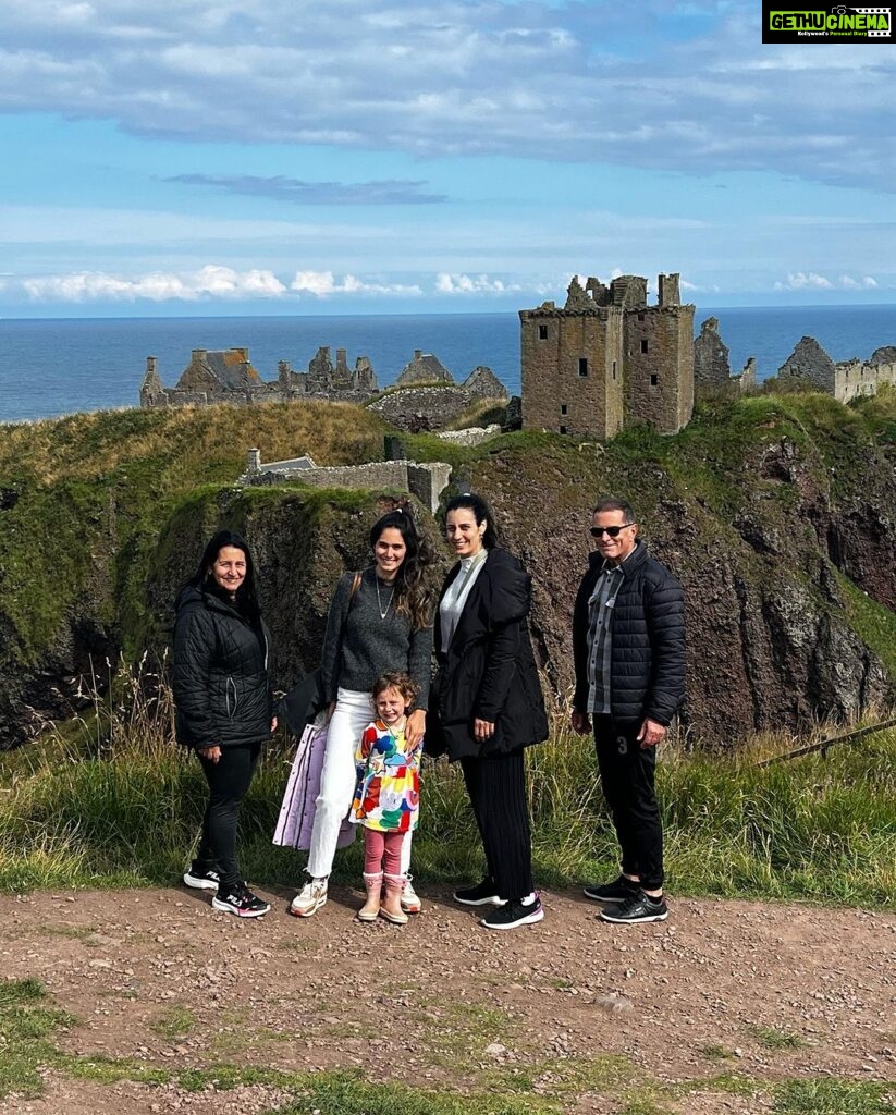 Bruna Abdullah Instagram - Dunnottar Castle Perched atop a 160 foot rock and surrounded on three sides by the North Sea, these dramatic and evocative cliff-top ruins were once an impregnable fortress of the Earls Marischal, once one of the most powerful families in Scotland. The Castle has played host to some of the nation's greatest historical figures including William Wallace and Mary Queen of Scots and is famous for its role in saving the Honours of Scotland (the Scottish Crown Jewel by s) from Oliver Cromwell's army in the 1650s. . Castelo de Dunnottar Empoleiradas no topo de uma rocha de 50 metros e cercadas em três lados pelo Mar do Norte, essas ruínas dramáticas e evocativas no topo de um penhasco já foram uma fortaleza inexpugnável dos Condes Marischal, que já foi uma das famílias mais poderosas da Escócia. O castelo já hospedou algumas das maiores figuras históricas do país, incluindo William Wallace e Mary Queen of Scots, e é famoso por seu papel na salvação das Honras da Escócia (as Jóias da Coroa Escocesa) do exército de Oliver Cromwell na década de 1650.