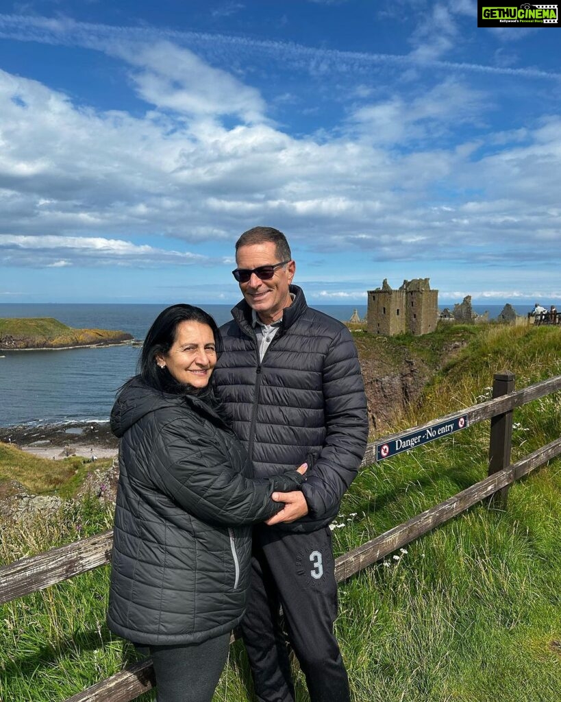 Bruna Abdullah Instagram - Dunnottar Castle Perched atop a 160 foot rock and surrounded on three sides by the North Sea, these dramatic and evocative cliff-top ruins were once an impregnable fortress of the Earls Marischal, once one of the most powerful families in Scotland. The Castle has played host to some of the nation's greatest historical figures including William Wallace and Mary Queen of Scots and is famous for its role in saving the Honours of Scotland (the Scottish Crown Jewel by s) from Oliver Cromwell's army in the 1650s. . Castelo de Dunnottar Empoleiradas no topo de uma rocha de 50 metros e cercadas em três lados pelo Mar do Norte, essas ruínas dramáticas e evocativas no topo de um penhasco já foram uma fortaleza inexpugnável dos Condes Marischal, que já foi uma das famílias mais poderosas da Escócia. O castelo já hospedou algumas das maiores figuras históricas do país, incluindo William Wallace e Mary Queen of Scots, e é famoso por seu papel na salvação das Honras da Escócia (as Jóias da Coroa Escocesa) do exército de Oliver Cromwell na década de 1650.