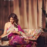 Chitrangada Singh Instagram - नारी इन सारी… गॉन विंटेज फॉर @tmmindia 💛😌 . . Saree by @bandhanitraditionbyahasan Jwellery @parinainternational Shoes @aldo_shoes Carpets by @obeetee Creative Direction & Styling @poojagupta9528 @spectrumstyleswork Photographer @visualaffairs_va Make up & hair @meghnabutanihairandmakeup