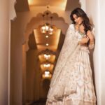 Chitrangada Singh Instagram - Chalte chalte .. bus yun hi.. living in the classics for a day .. ! 💫 . . Outfit: @fuchsiabridalcouture HMU -@meghnabutanihairandmakeup 📸 : @altaswir03
