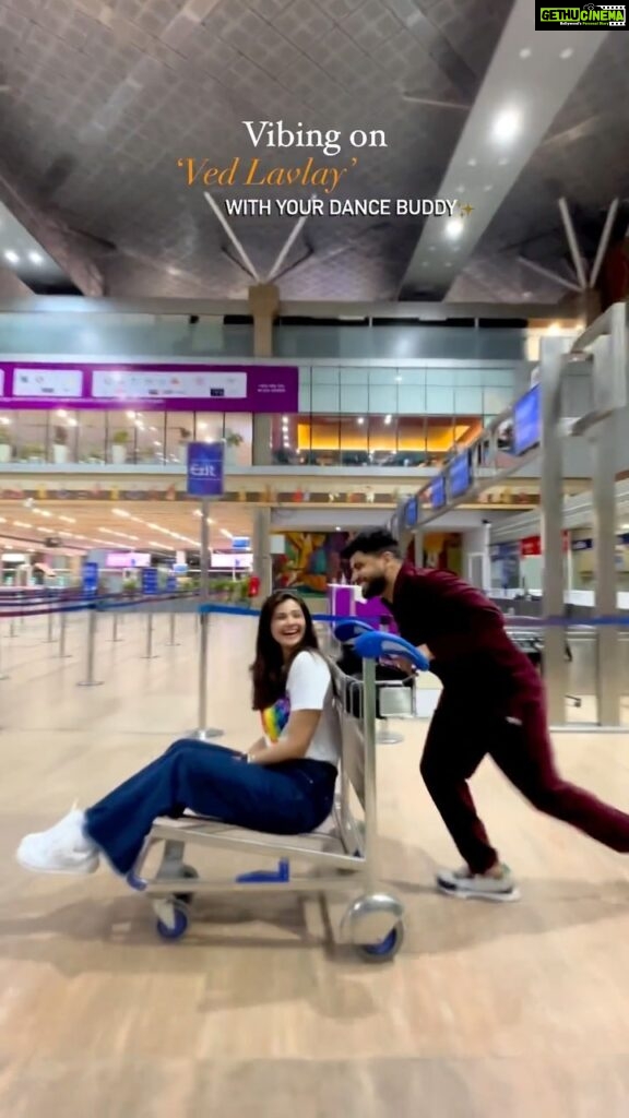 Daisy Shah Instagram - Always wanted to do this hook step!✨ W/ @shahdaisy 💛 📸 @xitijjjj 🤍 @riteishd @geneliad #vedlavlay #ved #marathi #reelsinstagram #instagram #reelsindia #maharashtra #shivthakare