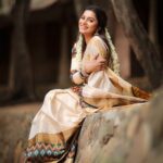 Delna Davis Instagram - Embracing the vibrance of Onam in every thread of my saree. Saree designed by @hinastitchandstyle . Mua @kalaiartistry . 📸 @dhanush__photography . Hairstylist @akila_hairstylist . Ornaments @rahman_jewellery . #onamtradition #onam2023 #onam