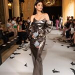 Diana Penty Instagram - My first @zuhairmuradofficial show at #ParisHauteCouture week. Thank you for having me! A spectacular show 😍 Outfit: @maeparisofficial Styling: @namitaalexander Glam: @shraddhamishra8 Photos: @shakeelbinafzal Production: @fetch_india