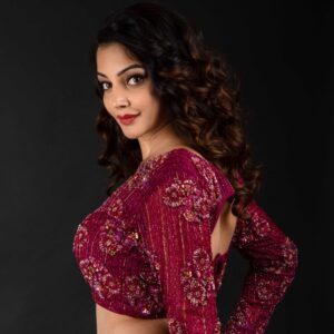 Diksha Panth Instagram - Strong women get up, show up and make a choice😊 #love #peace #loyalty #berealbetrue #deekshapanth 
Blouse : @arka_by_divya_kanigalupula