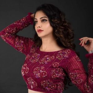 Diksha Panth Instagram - Look at all the beauty in your life and be happy💞
Blouse : @arka_by_divya_kanigalupula #love #peace #loyalty #berealbetrue #deekshapanth