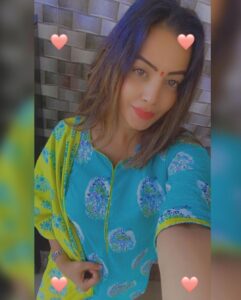 Diksha Panth Instagram - A strong soul with soft heart☺️ swipe left 👈 #love #peace #loyalty #berealbetrue #deekshapanth
