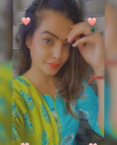 Diksha Panth Instagram - A strong soul with soft heart☺️ swipe left 👈 #love #peace #loyalty #berealbetrue #deekshapanth