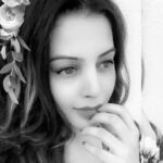 Diksha Panth Instagram - Inner beauty needs no makeup 😁 #love #peace #loyalty #berealbetrue #deekshapanth #randomselfie