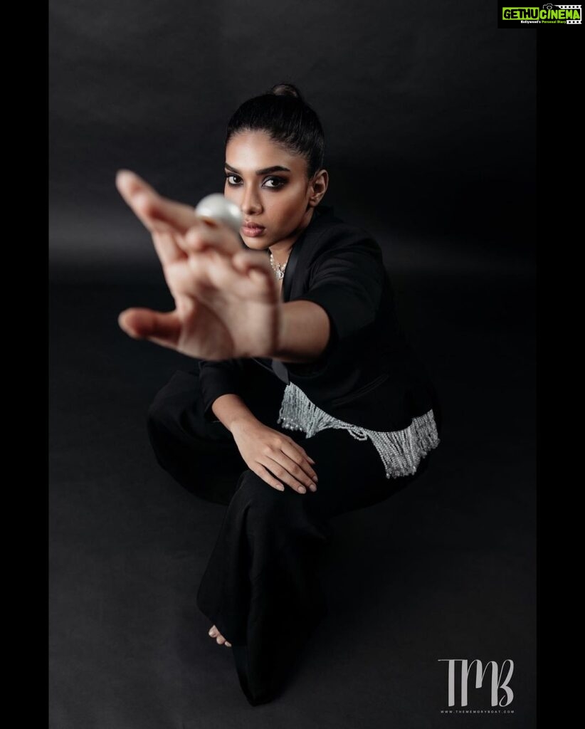 Dushara Vijayan Instagram - Shot by : @thememoryboat and team Makeup Artist : @renuka_mua Hair stylist : @puii_c_ammy Assistance : @prasanthpowar #styleinspo #style #fashion #black #sassy #whatiwear #stylestatement