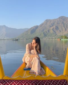 Elli AvrRam Instagram - #grateful Another dream come true❤️ What’s life if we don’t dream? And what’s life if we don’t go for our dreams? Small or big, doesn’t matter, but I do believe dreaming, keeps the heart alive🙏

#keepdreaming #stayalive #india #kashmir #srinagar #elliavrram #yourstruly #indiawithelli