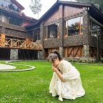 Elli AvrRam Instagram - For the love of Flowers and Serenity🍃🌸 Thank you Pahalgam. #traveldiaries #pahalgam #kashmir #heavenonearth #paradise #serenity #india #thankyou #elliavrram #yourstruly #indiawithelli Pahalgam Kashmir