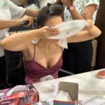 Elli AvrRam Instagram - The ‘Graceful’ side of me🦦 Can’t help but loving my food to the fullest!🤷🏻‍♀️ #keepingitreal Captured by Miss @deepikamandelia #authentic #me #elliavrram #yourstruly #love #my #food #keepitreal Mumbai, Maharashtra