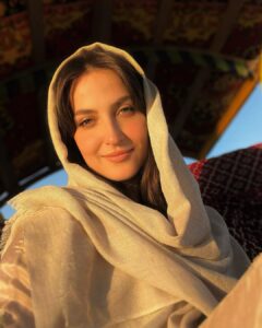 Elli AvrRam Instagram - #grateful Another dream come true❤️ What’s life if we don’t dream? And what’s life if we don’t go for our dreams? Small or big, doesn’t matter, but I do believe dreaming, keeps the heart alive🙏

#keepdreaming #stayalive #india #kashmir #srinagar #elliavrram #yourstruly #indiawithelli