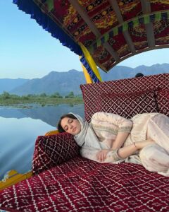 Elli AvrRam Instagram - #grateful Another dream come true❤️ What’s life if we don’t dream? And what’s life if we don’t go for our dreams? Small or big, doesn’t matter, but I do believe dreaming, keeps the heart alive🙏

#keepdreaming #stayalive #india #kashmir #srinagar #elliavrram #yourstruly #indiawithelli