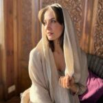 Elli AvrRam Instagram - #grateful Another dream come true❤️ What’s life if we don’t dream? And what’s life if we don’t go for our dreams? Small or big, doesn’t matter, but I do believe dreaming, keeps the heart alive🙏 #keepdreaming #stayalive #india #kashmir #srinagar #elliavrram #yourstruly #indiawithelli
