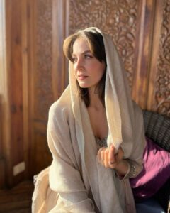 Elli AvrRam Instagram - #grateful Another dream come true❤️ What’s life if we don’t dream? And what’s life if we don’t go for our dreams? Small or big, doesn’t matter, but I do believe dreaming, keeps the heart alive🙏

#keepdreaming #stayalive #india #kashmir #srinagar #elliavrram #yourstruly #indiawithelli