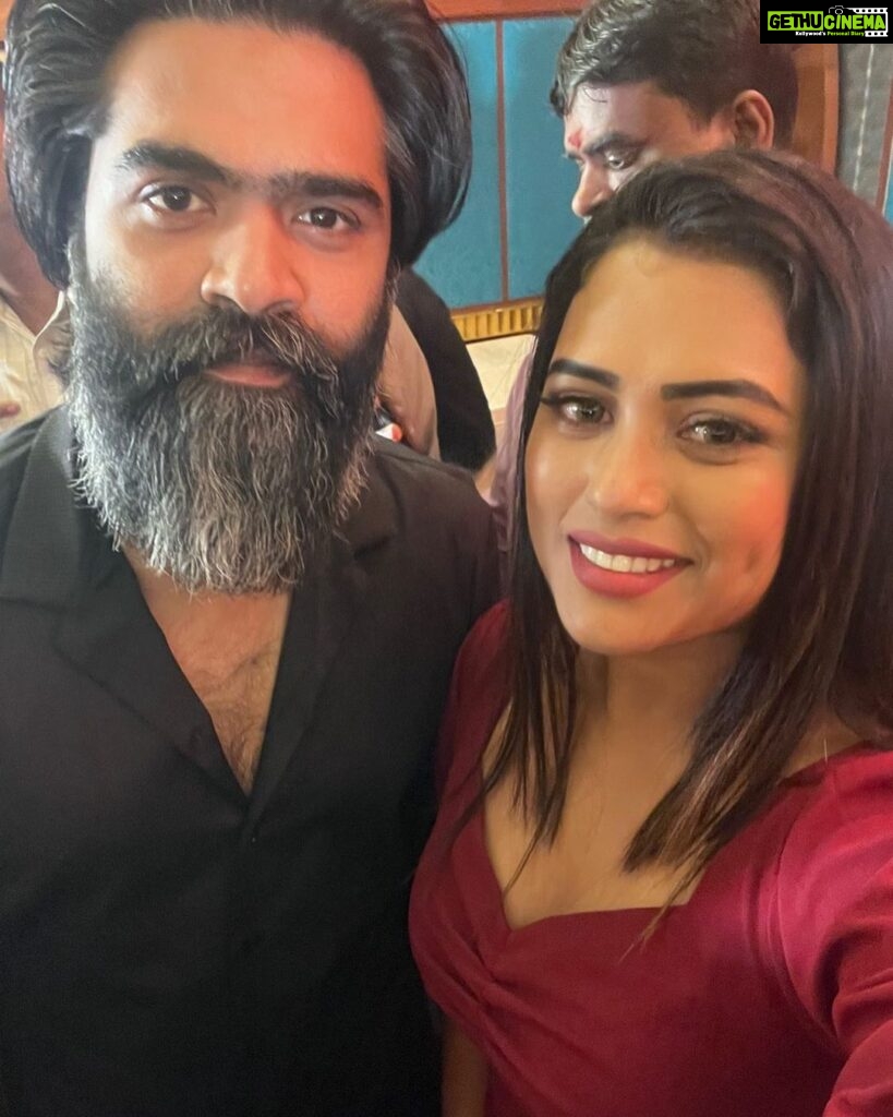 Farina Azad Instagram - Very elated to host the VENDHU THANINDHADHU KAADU , ‘thanks giving meet’ ! A fan girl moment picture! @silambarasantrofficial @shiyamjack @tomfrank_tomfrank
