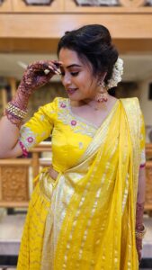 Farina Azad Instagram - Haldi day 💛
Outfit @ms_design_official 
Jewellery @new_ideas_fashions 
MUA and hairdo @glittersbytabbu 

#weddingseries #venbastyling #venba #vijaytv